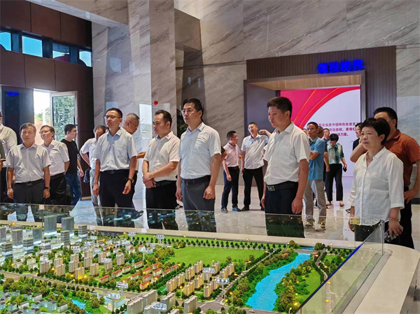 7月18日上午，歙縣人工智能創(chuàng)客中心正式投入使用并舉行揭牌儀式，縣委常委、常務副縣長詹凱主持儀式，縣委副書記、縣長王奇勇和徽投集團黨委書記、董事長洪筱明共同為歙縣人工智能創(chuàng)客中心揭牌。縣委常委、縣經(jīng)開區(qū)管委會主任王坤，副縣長程衍生，縣政協(xié)副主席、財政局局長曹胡翠，縣直有關(guān)部門、縣各金融機構(gòu)主要負責同志，共同見證揭牌儀式，并觀摩富豐新城片區(qū)投資規(guī)劃沙盤、集團企業(yè)館2。.jpg