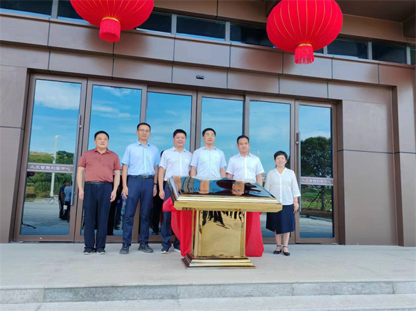 7月18日上午，歙縣人工智能創(chuàng)客中心正式投入使用并舉行揭牌儀式，縣委常委、常務副縣長詹凱主持儀式，縣委副書記、縣長王奇勇和徽投集團黨委書記、董事長洪筱明共同為歙縣人工智能創(chuàng)客中心揭牌?？h委常委、縣經(jīng)開區(qū)管委會主任王坤，副縣長程衍生，縣政協(xié)副主席、財政局局長曹胡翠，縣直有關(guān)部門、縣各金融機構(gòu)主要負責同志，共同見證揭牌儀式，并觀摩富豐新城片區(qū)投資規(guī)劃沙盤、集團企業(yè)館1。.jpg