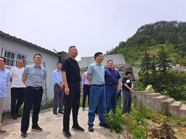 5月4日，洪董陪同王奇勇縣長一行調(diào)研湖田山景區(qū)項目.jpg