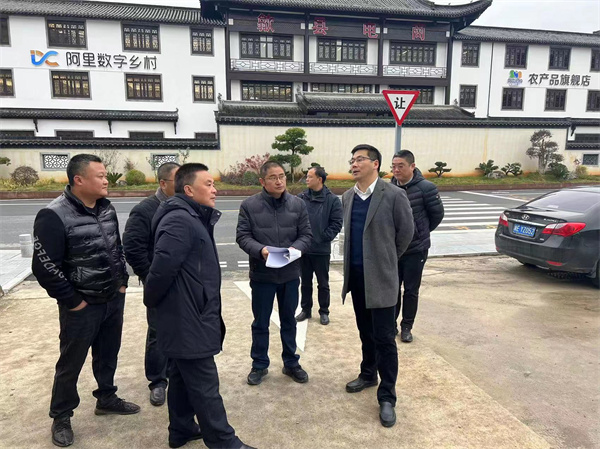 12月4日，王奇勇縣長調(diào)研四連車隊、鹽業(yè)公司地塊。.jpg