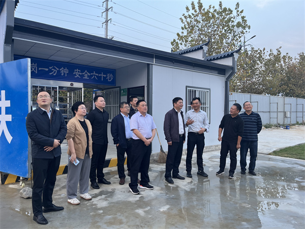 10月26日，詹縣帶隊調(diào)研寧國市文體中心EPCO項目，就項目設(shè)計、采購、施工和運營一體化建設(shè)與寧國市鄉(xiāng)村振興投資集團進行交流，縣住建局、資規(guī)局，徽投集團洪董、余總、方總等相關(guān)人員陪同考察。.jpg